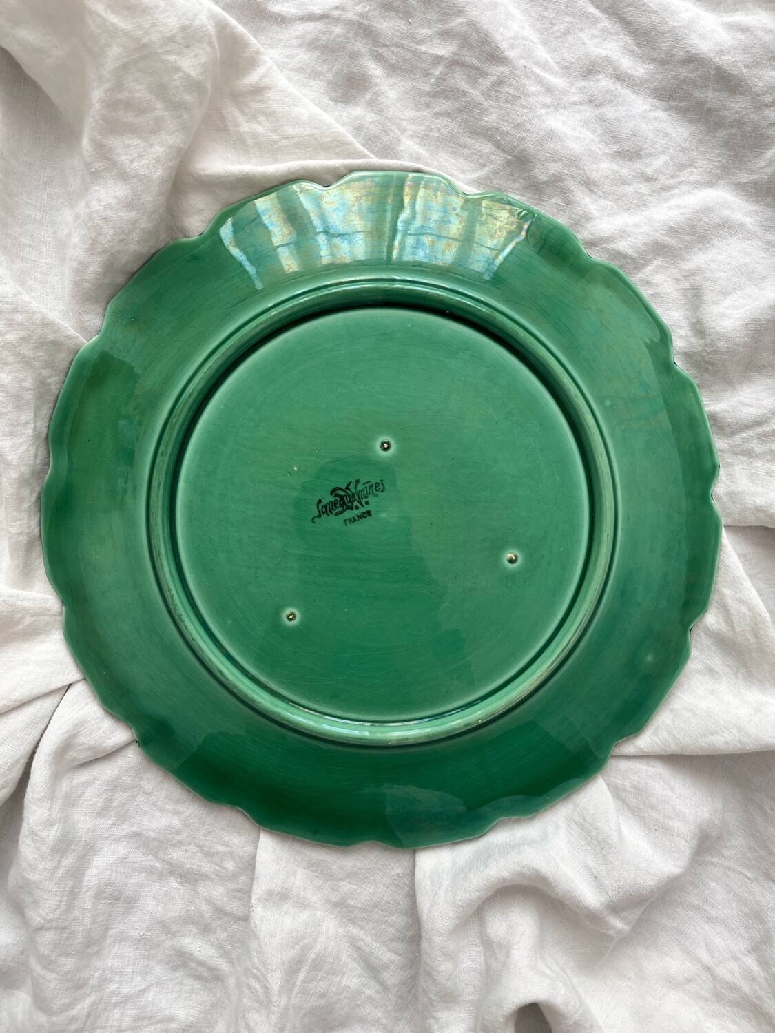 Round dish in Sarreguemines vine leaf slip