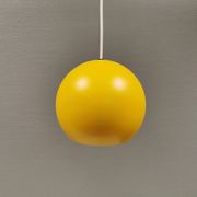 Lampe suspendue sphérique en jaune ensoleillé.