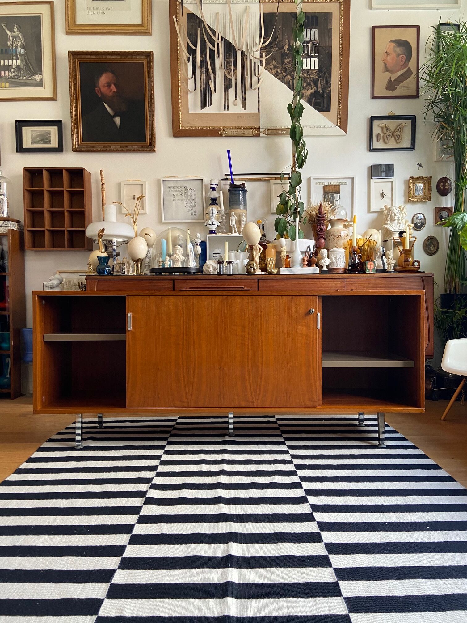 Teak veneer sideboard 80's