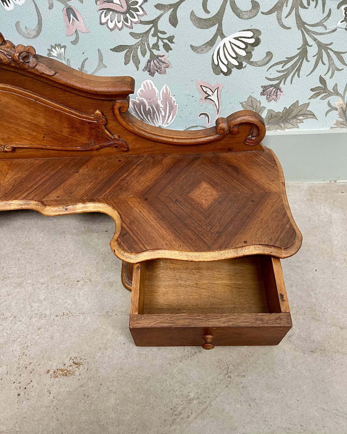 Shabby chic wall shelf