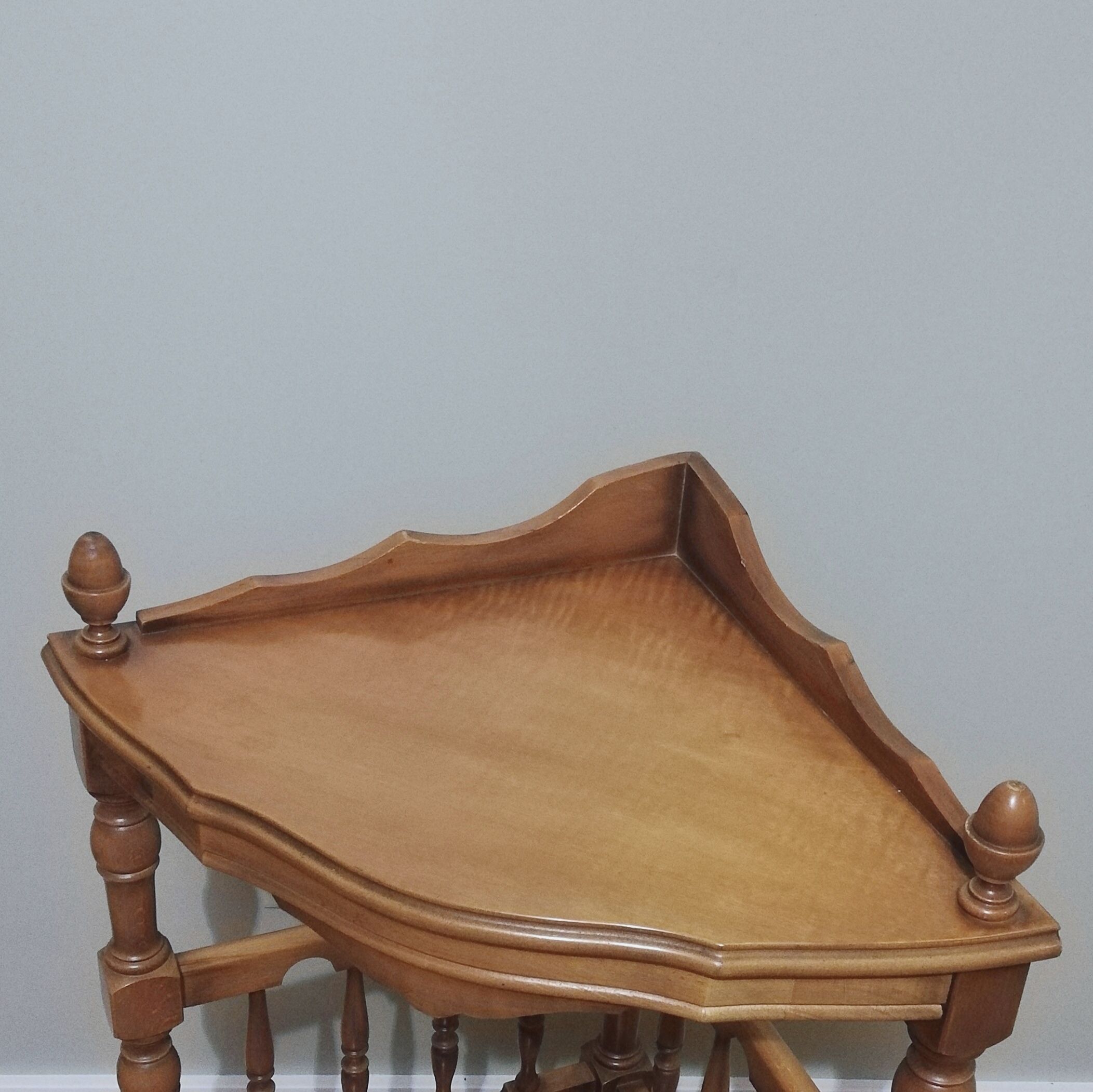 Cherry wood corner pedestal table