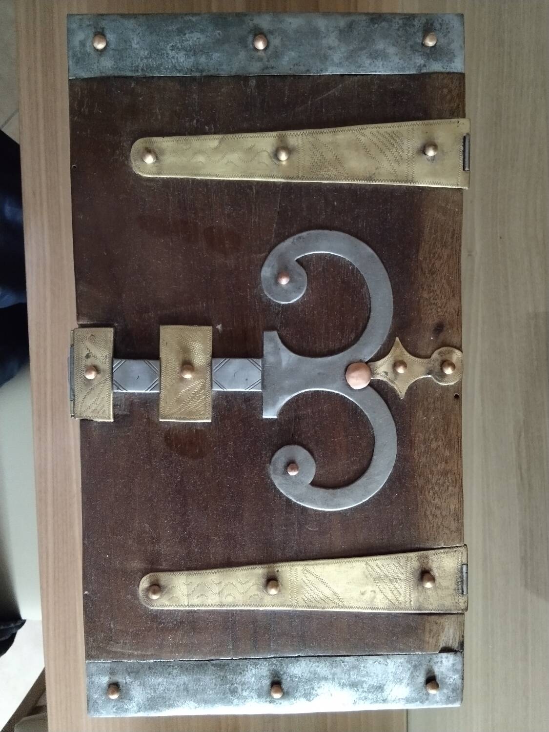 Coffre de voyage Mauritanien "Sanduq" ornements cuivre et fer fin XIXe