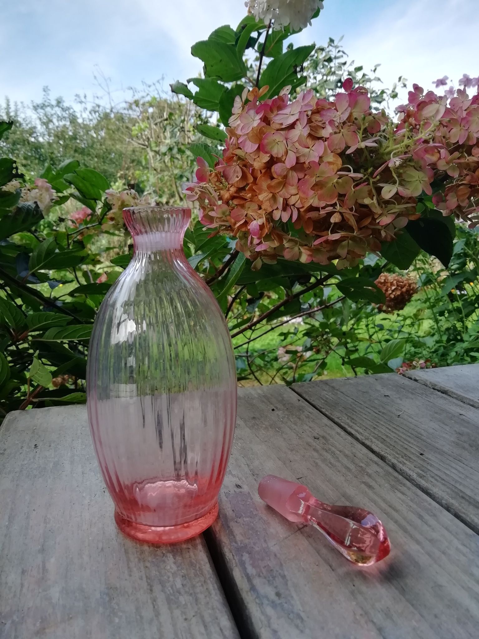 Carafe à liqueur en verre rose