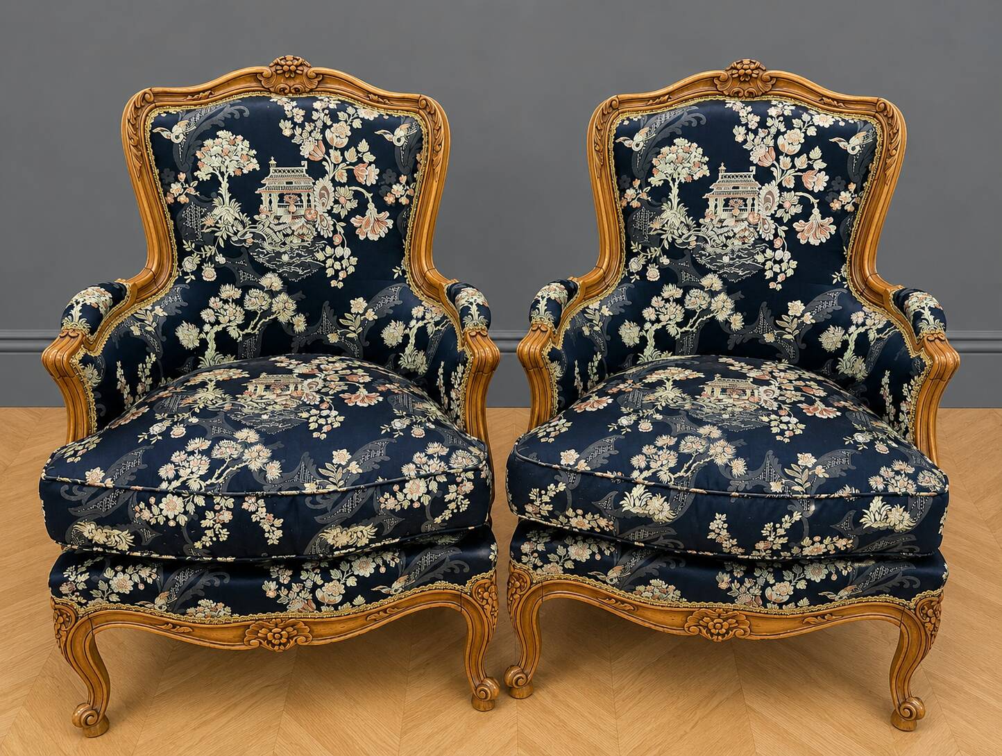 Paire de bergères de st. Louis XV, à dossier gondole/ tapisserie style Asie