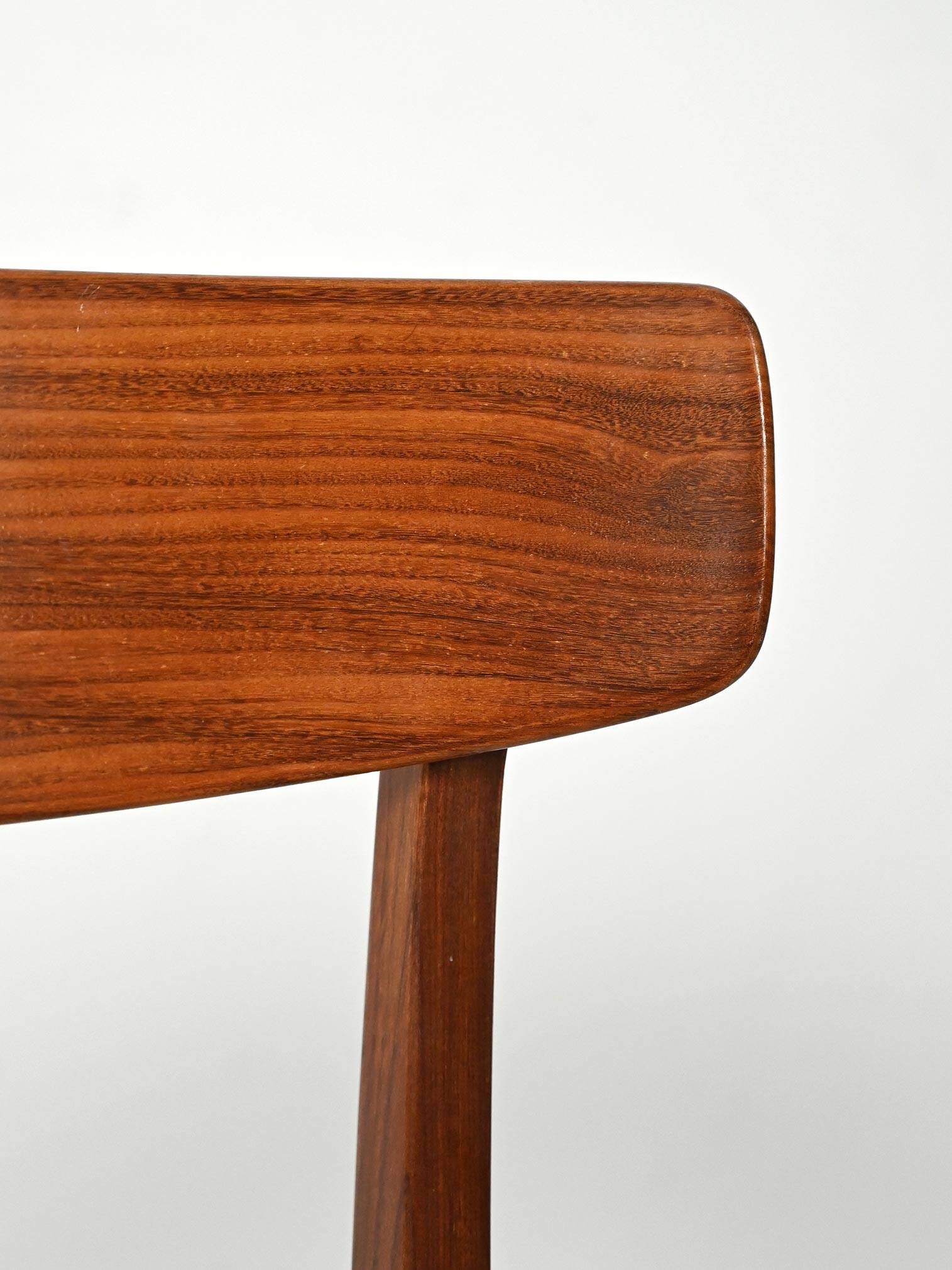 Ensemble de six chaises de salle à manger en teck scandinave, années 1960.