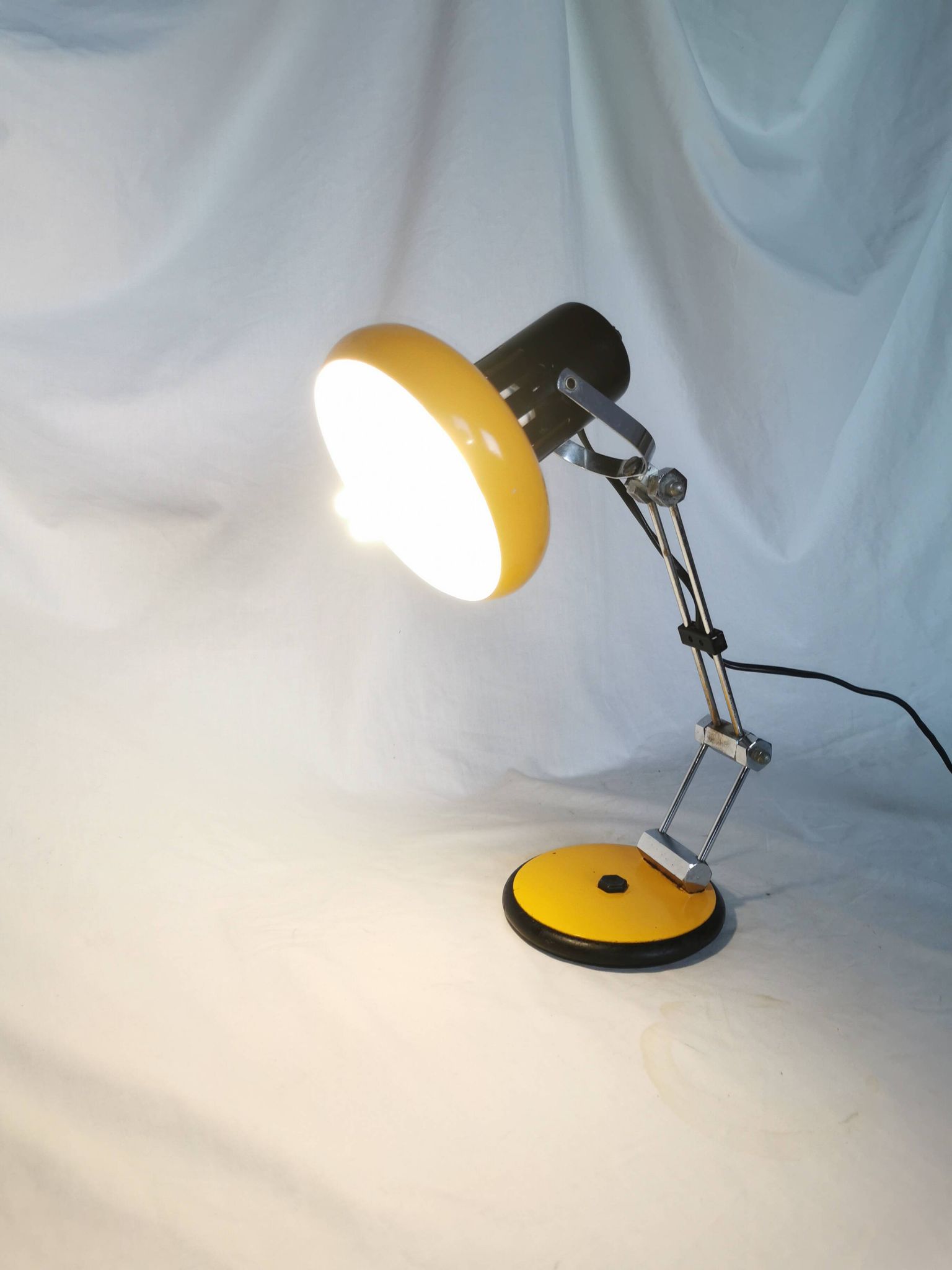 Articulated lamp in lacquered steel, Aluminor, France, 1980.