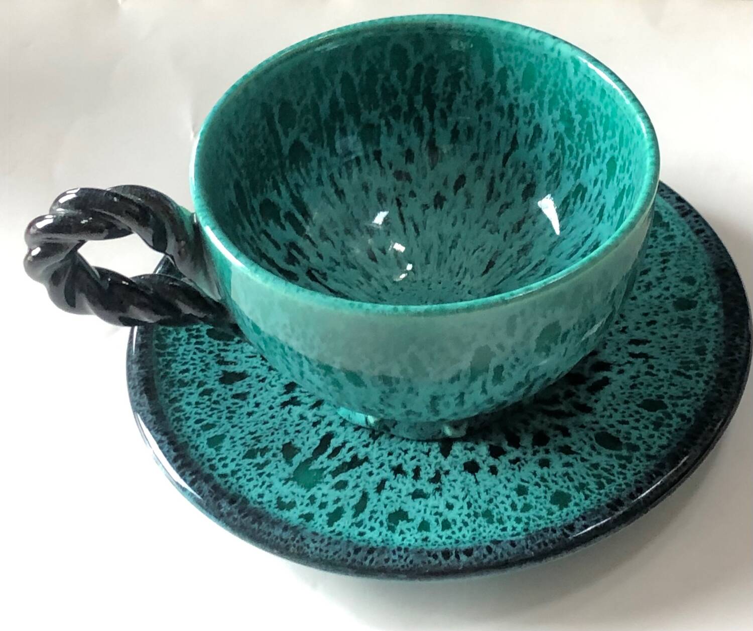 Tasse et soucoupe par Marius Giuge à Vallauris