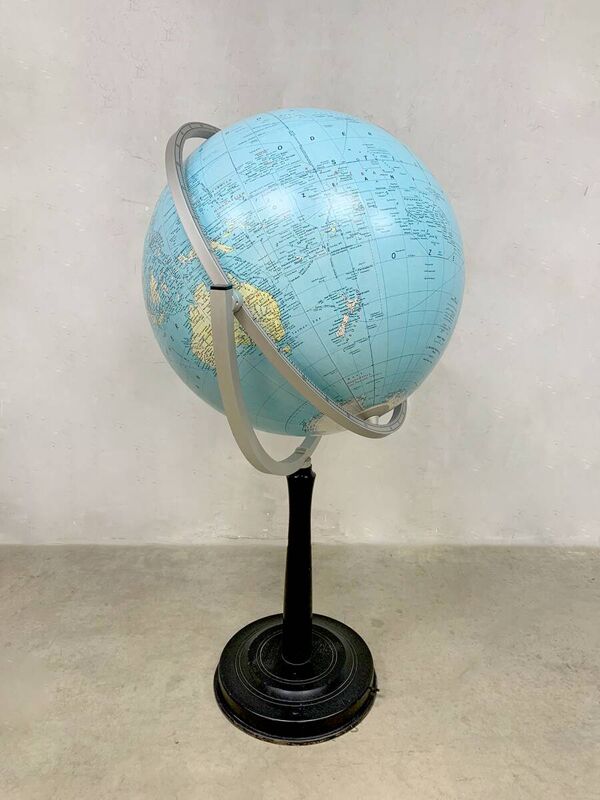 Lampadaire globe terrestre illuminé vintage