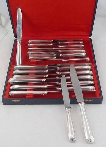 Alfénide Christofle Louvois Shell, 24 knives: 12 dinner knives + 12 cheese knives.