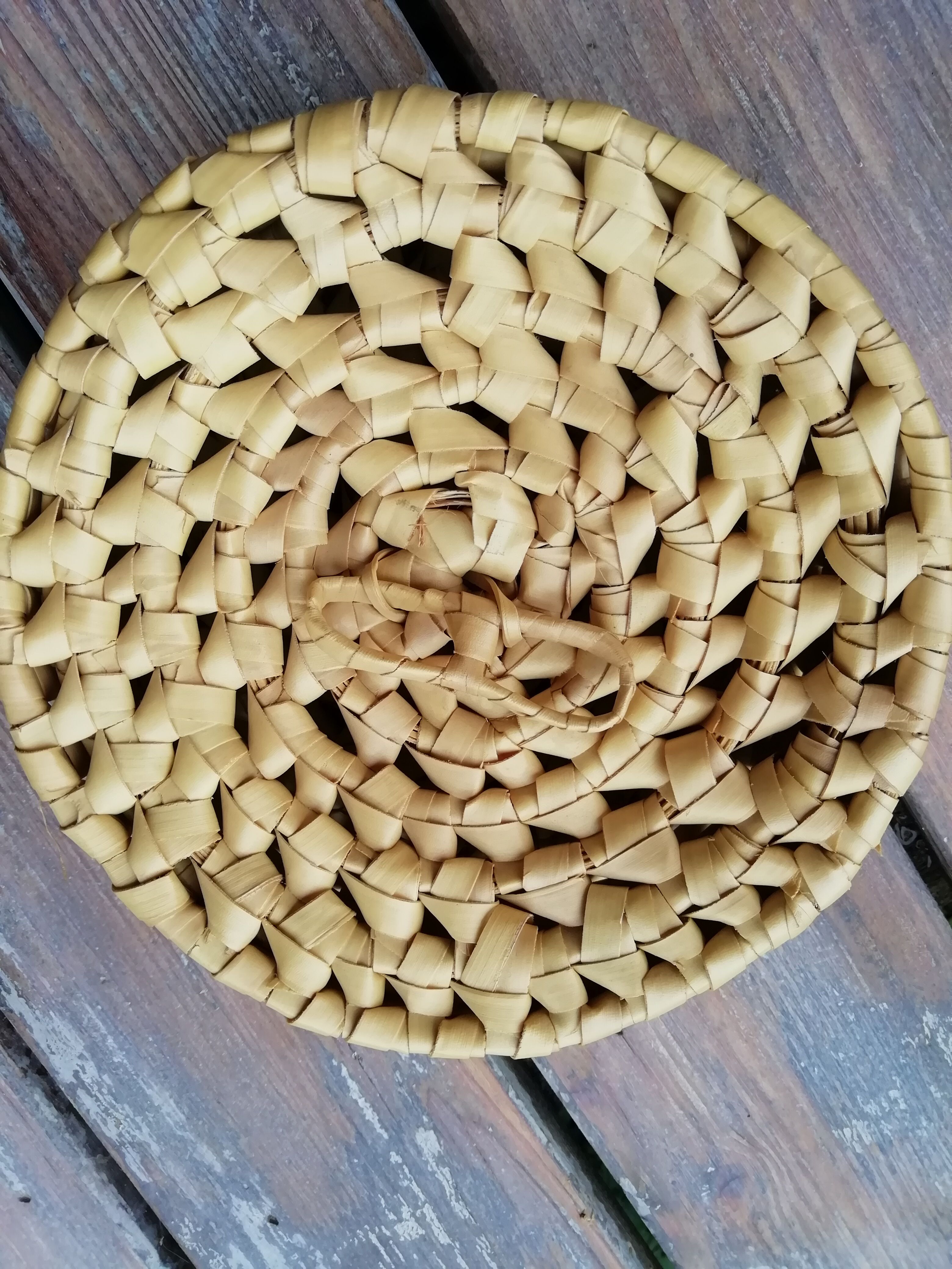 Round palm leaf basket