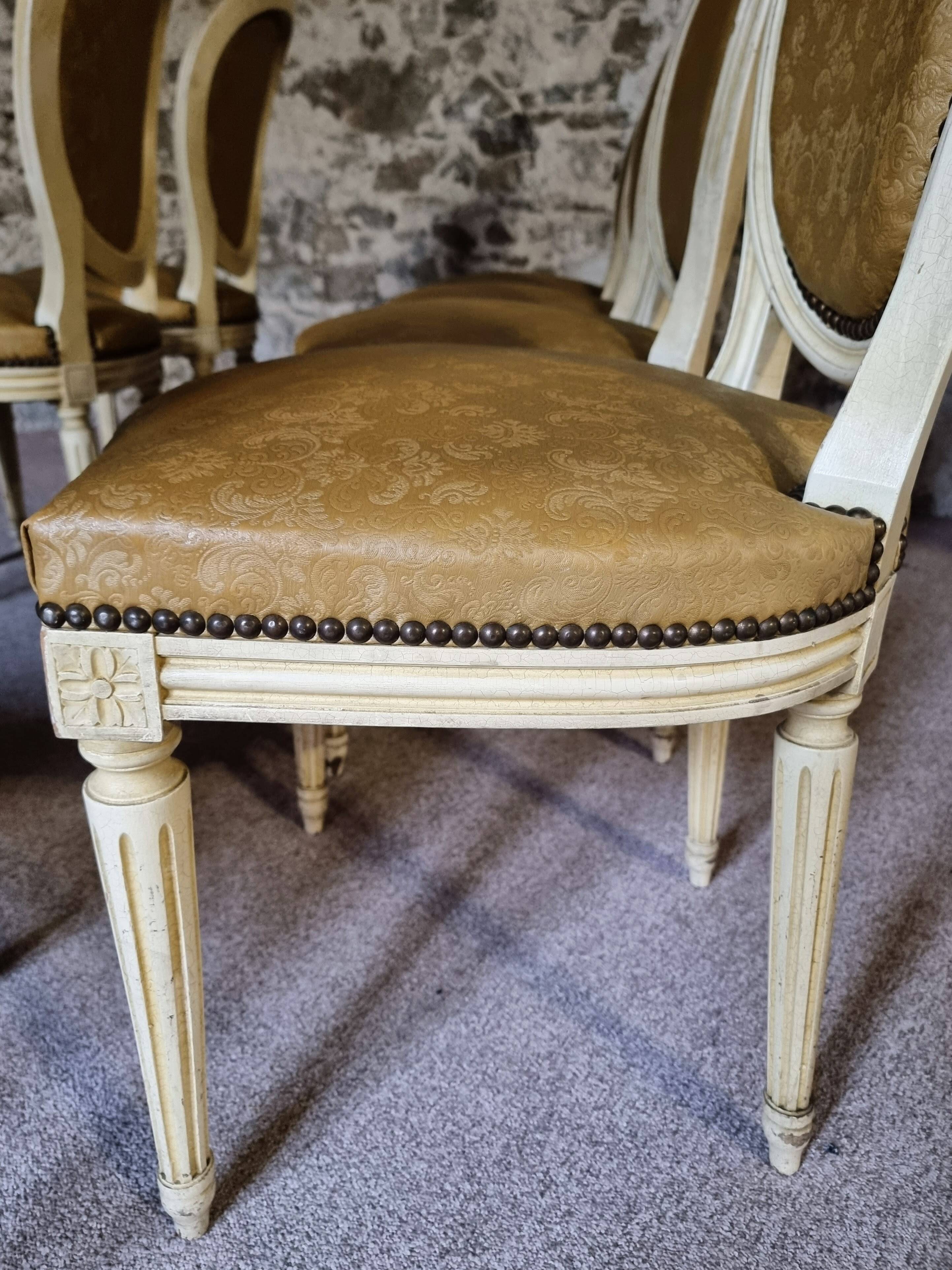 Chaises de salle à manger Louis XVI vintage – Ensemble de 8 chaises françaises sculptées en bois avec revêtement en simili cuir damassé caramel, années 1920/1930