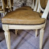 Chaises de salle à manger Louis XVI vintage – Ensemble de 8 chaises françaises sculptées en bois avec revêtement en simili cuir damassé caramel, années 1920/1930