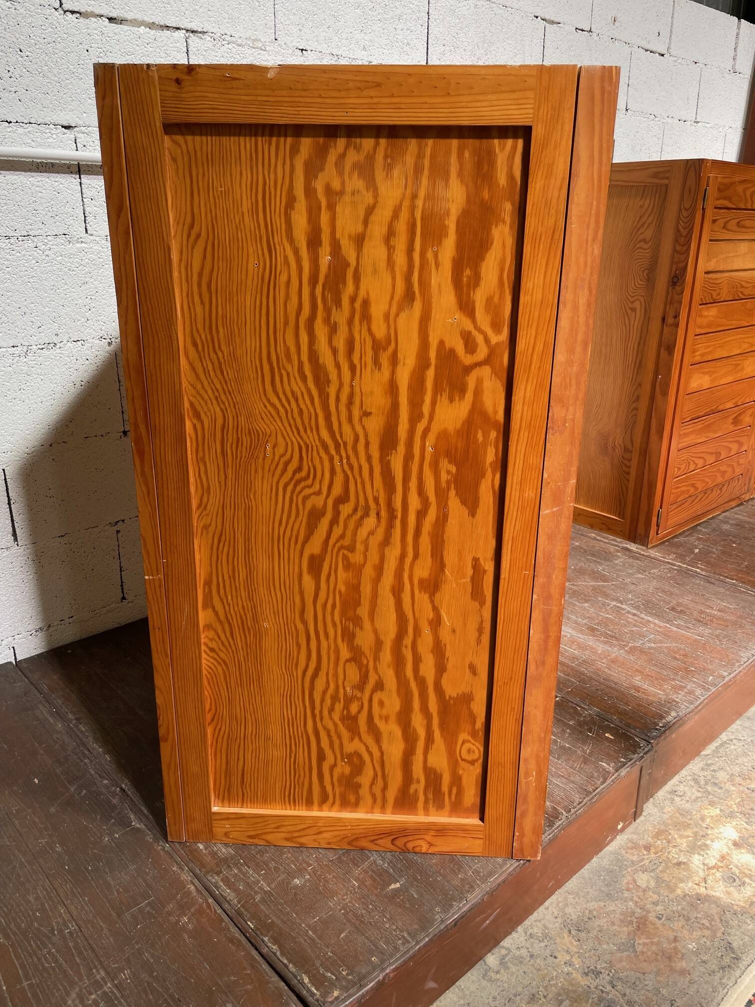 Meuble de rangement en pin par Pierre Gautier Delaye vintage années 1950