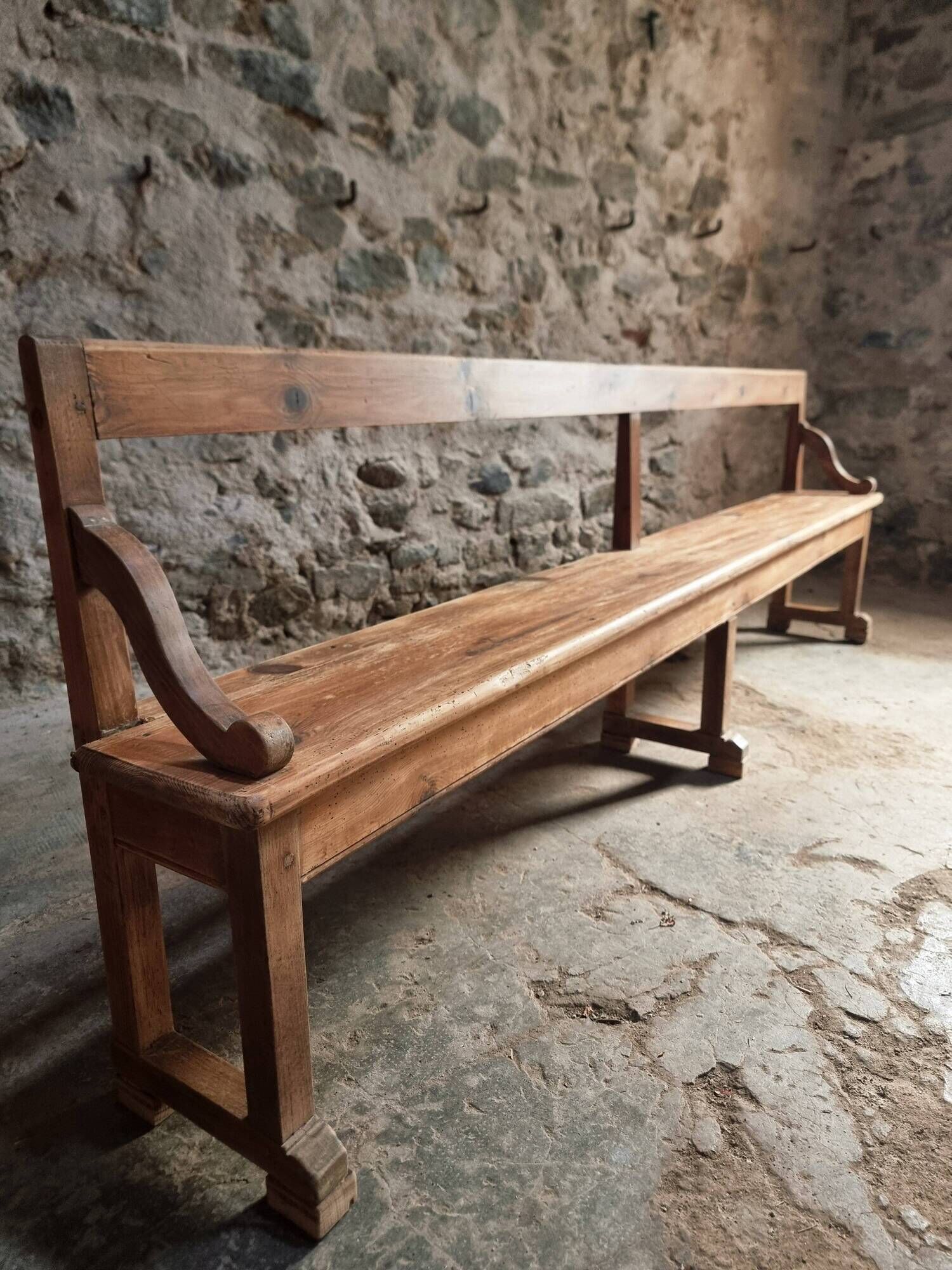 Grand banc ancien en bois avec dossier – fin XIXe siècle, pin et chêne