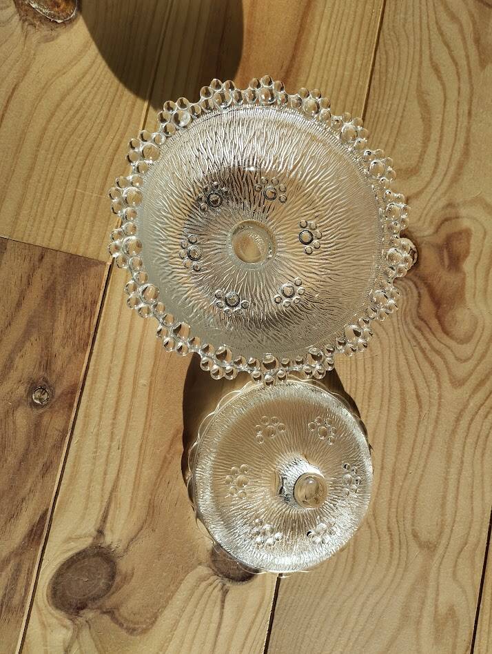 Bonbonnière sur pied en verre moulé – Décor texturé vintage