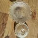 Bonbonnière sur pied en verre moulé – Décor texturé vintage