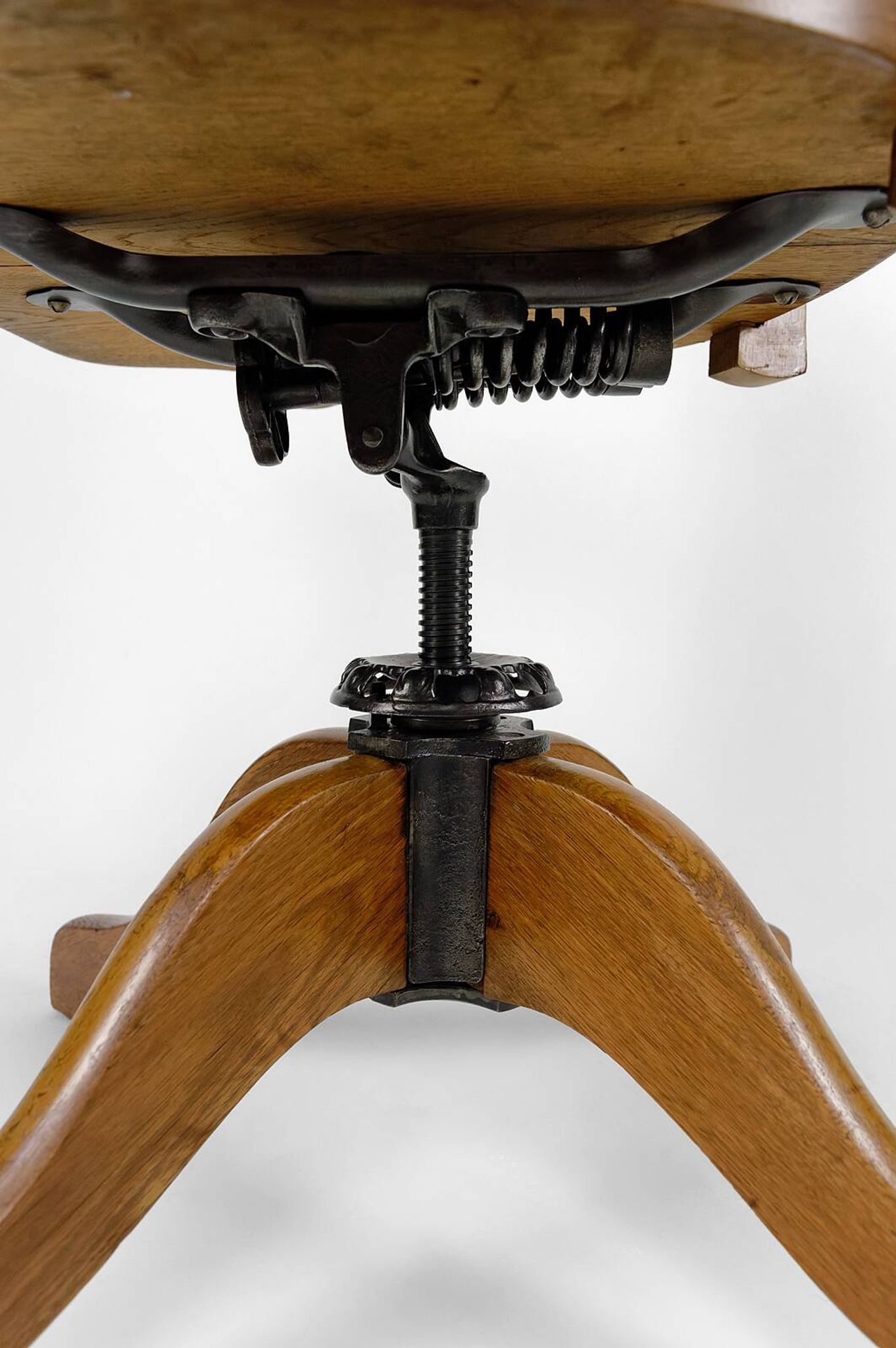 American swivel office armchair in oak, with leather seat, USA, Circa 1900