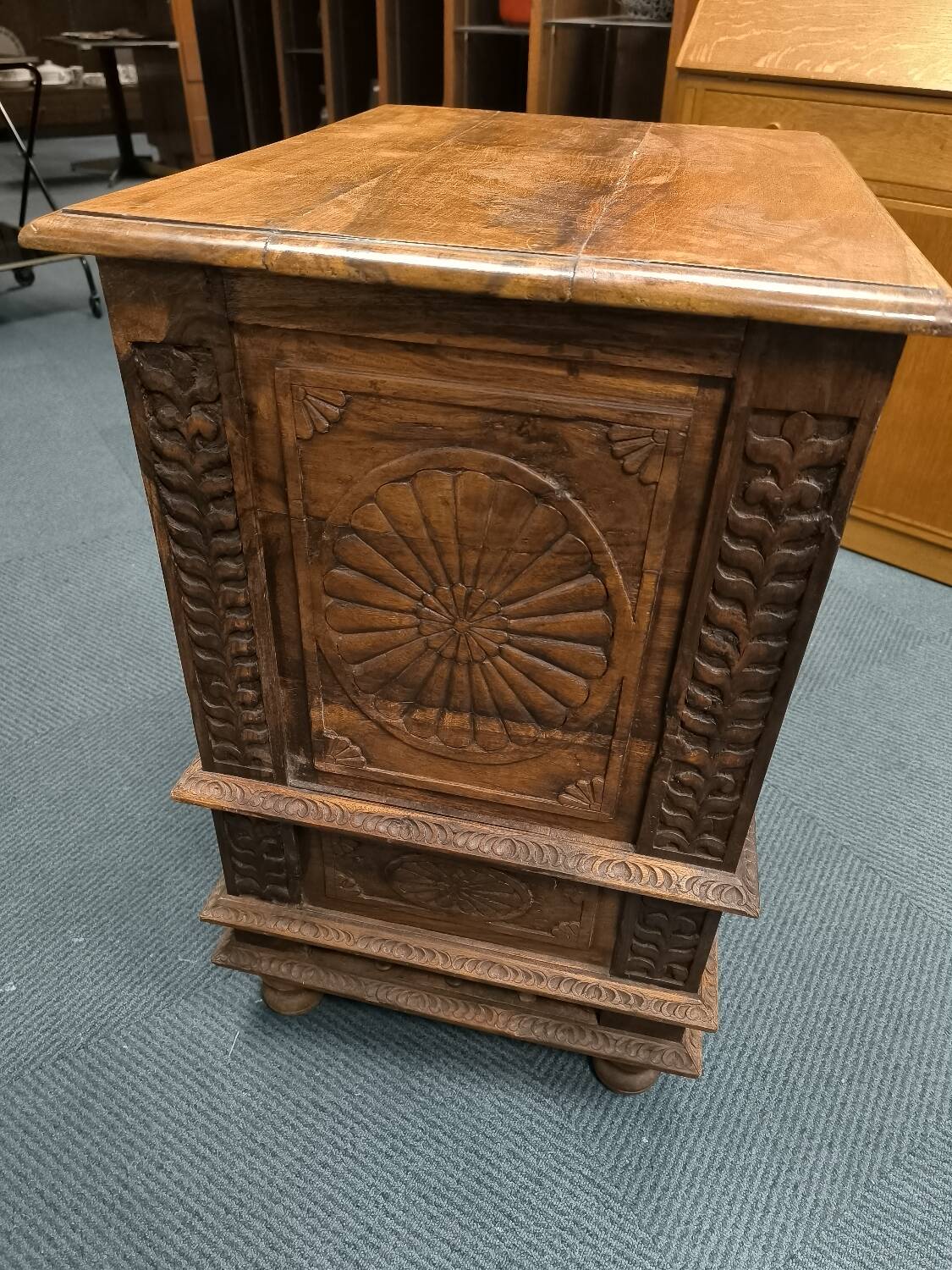 Meuble en bois sculpté