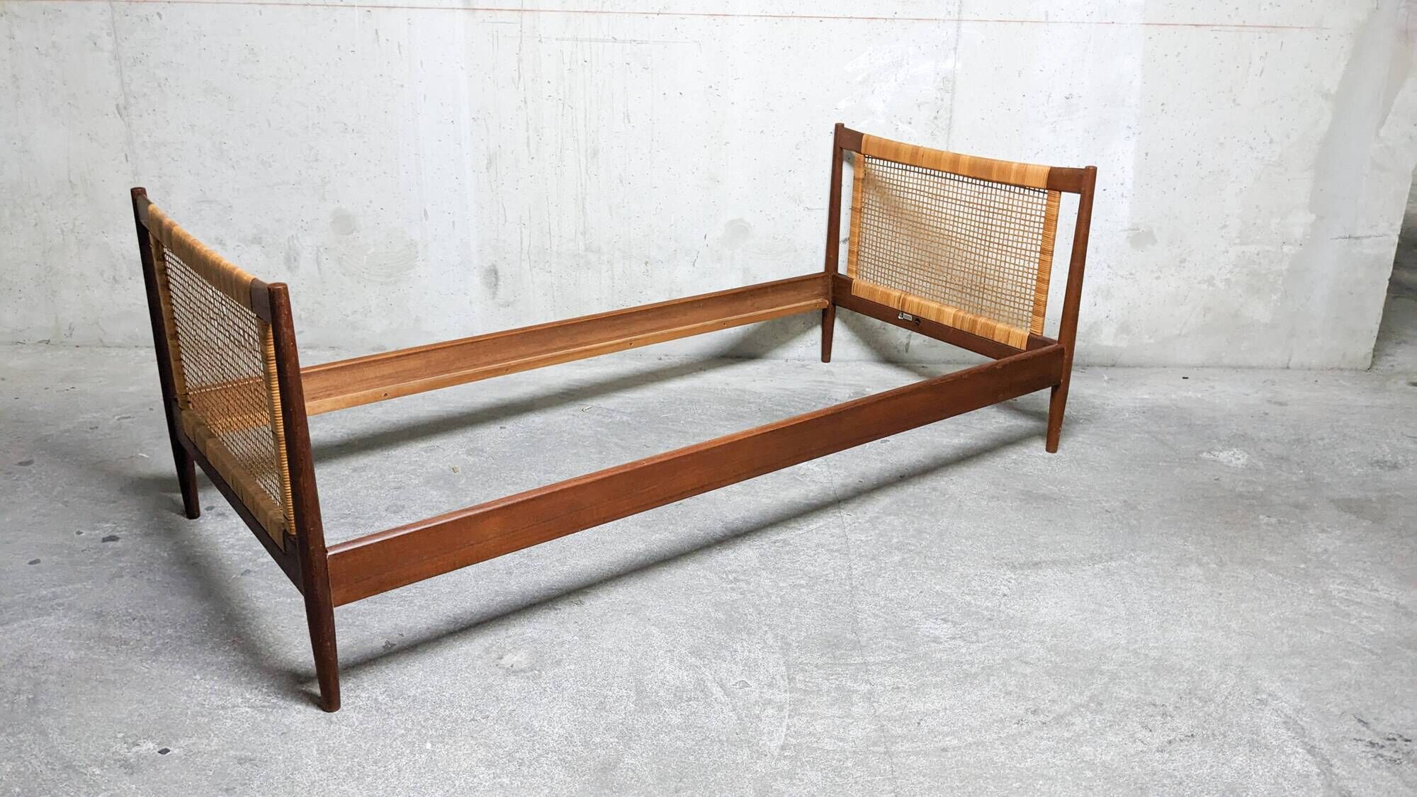 Daybed scandinave design Børge Mogensen pour Soborg Mobelfabrik 1950 's, teck et cannage