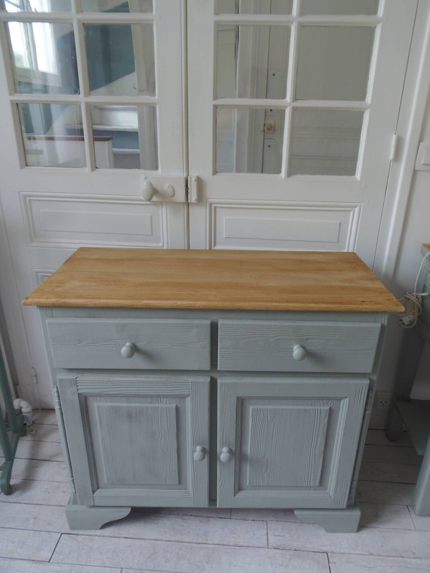 Buffet compacte avec 2 tiroirs, 2 portes,  réenchanté en vert de gris.