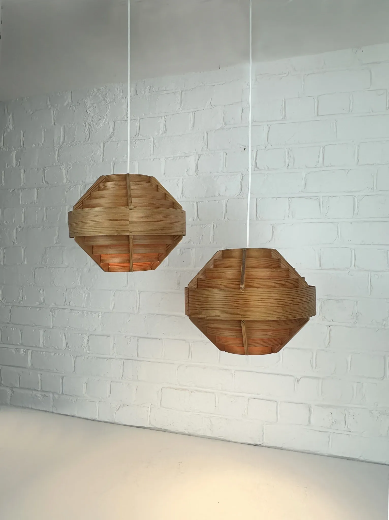 Pair of Hans-Agne Jakobsson pendant lights in pine veneer – AB Ellysett