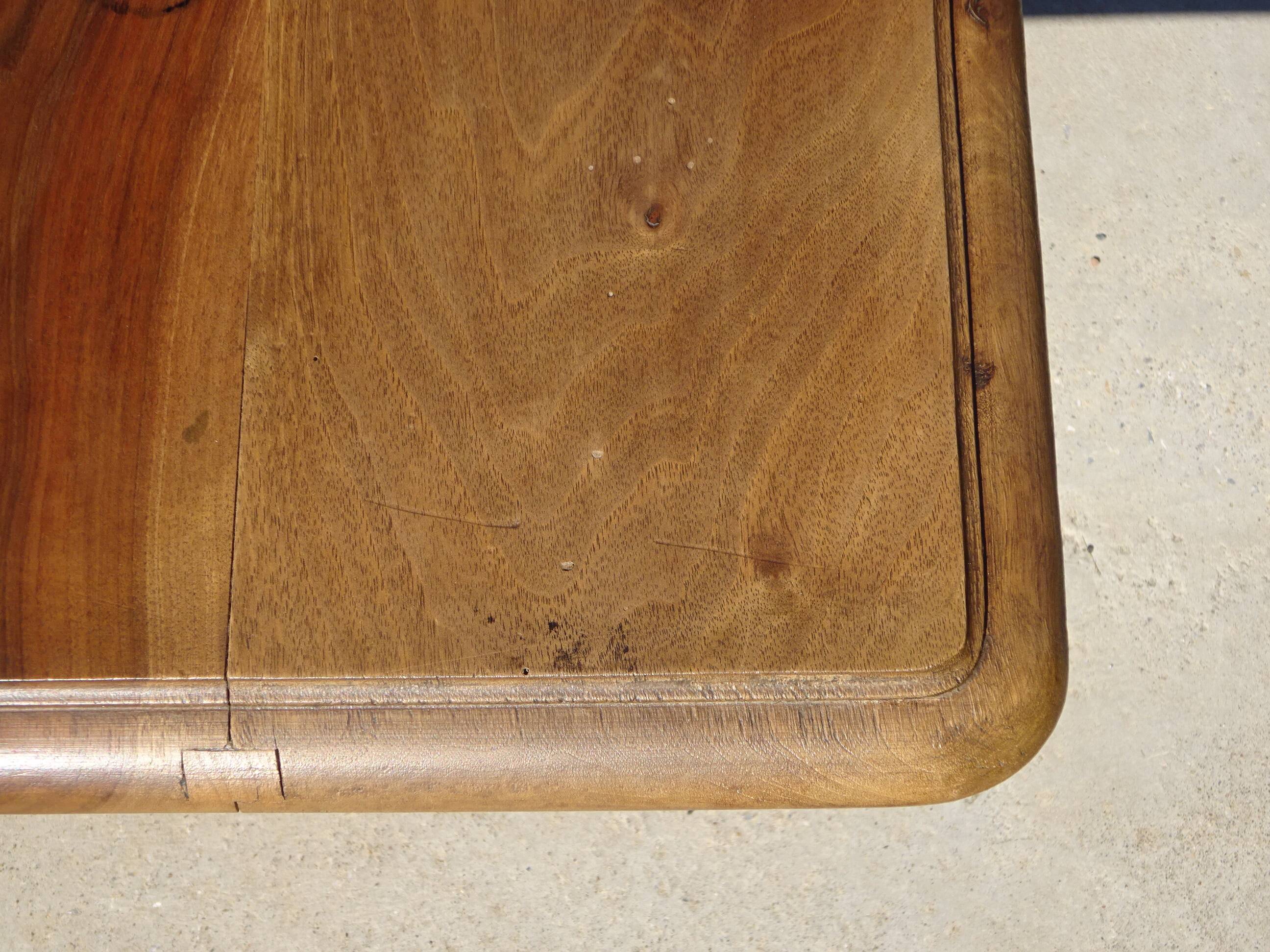 Ancienne table carrée en noyer avec pied central