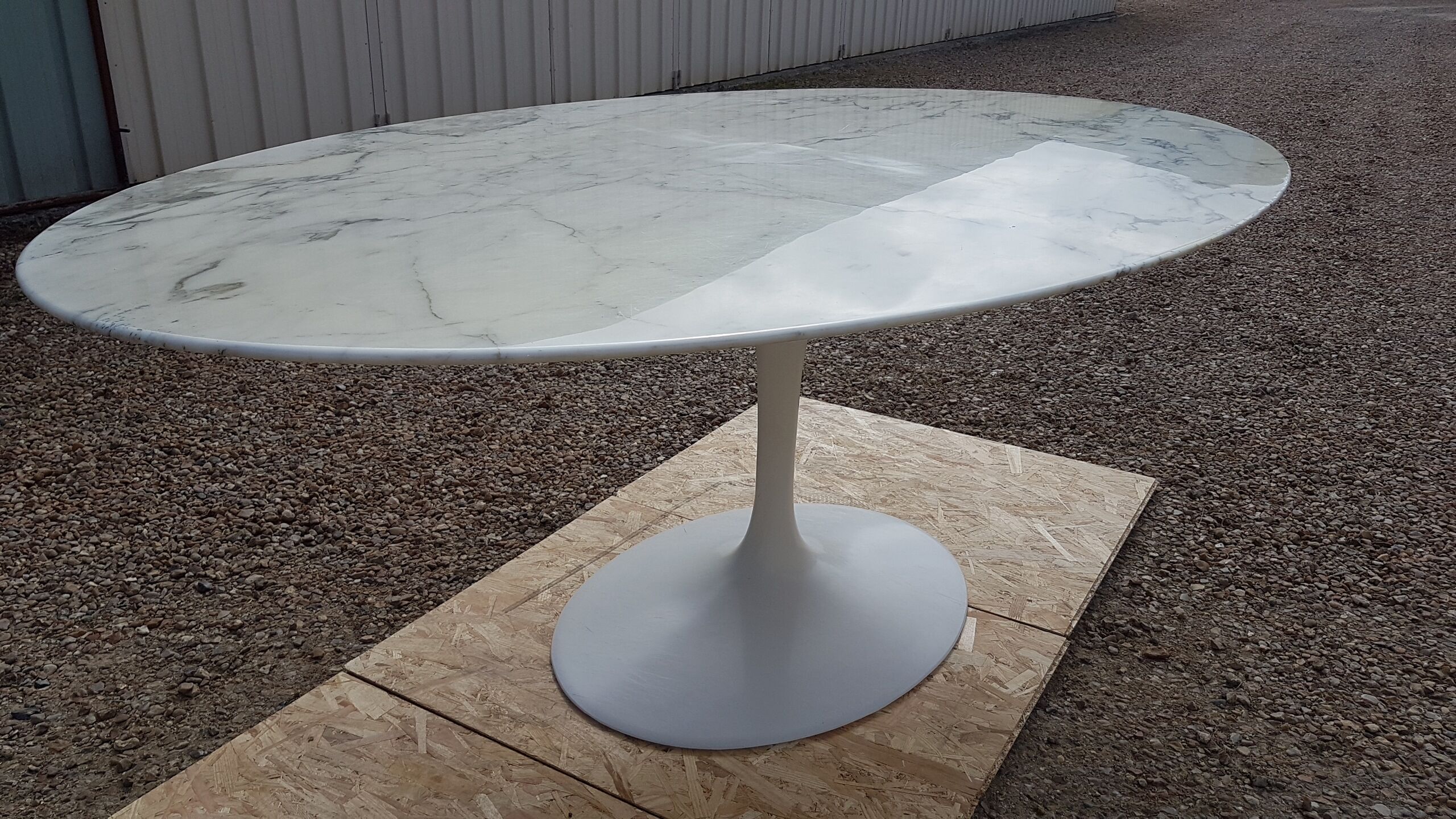 Oval table by Eero Saarinen Edite by Knoll