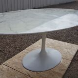 Table ovale de Eero Saarinen edite par Knoll
