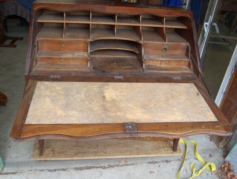 Louis XVI period walnut sloping desk from the 18th century