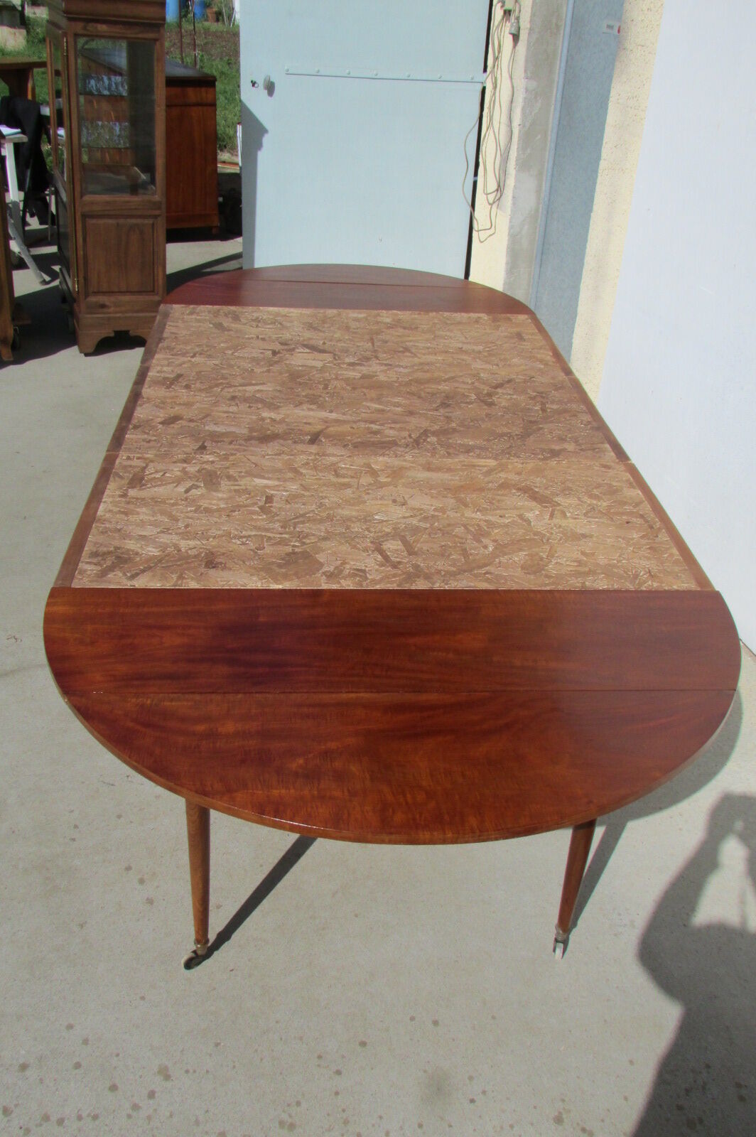 Beautiful round table 6 feet mahogany spindles, extendable