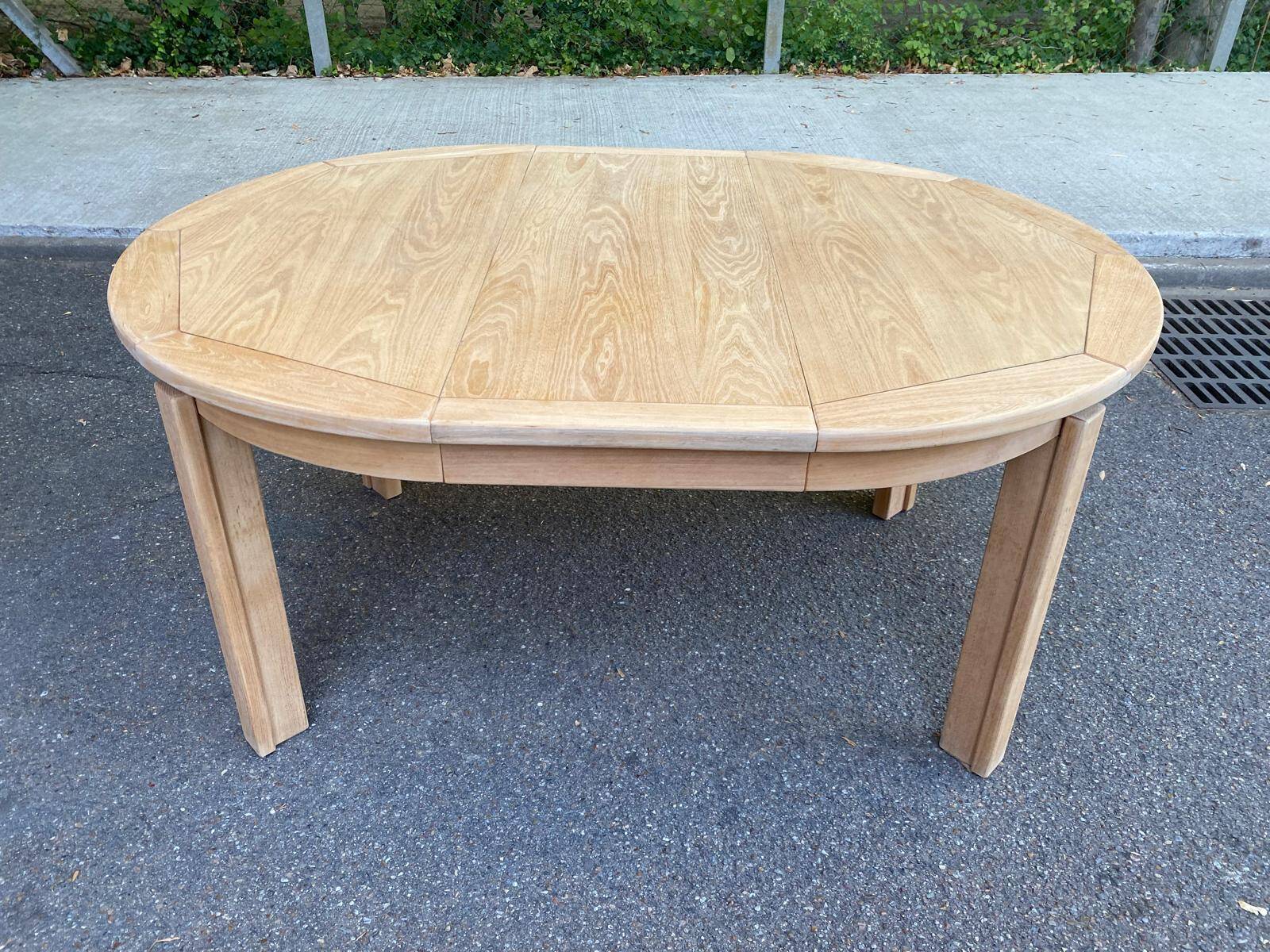 Table à manger scandinave ronde extensible décapée en chêne brut 1970