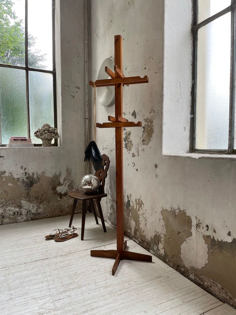 Patère wears pine coat 70