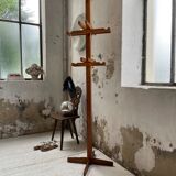 Patère wears pine coat 70