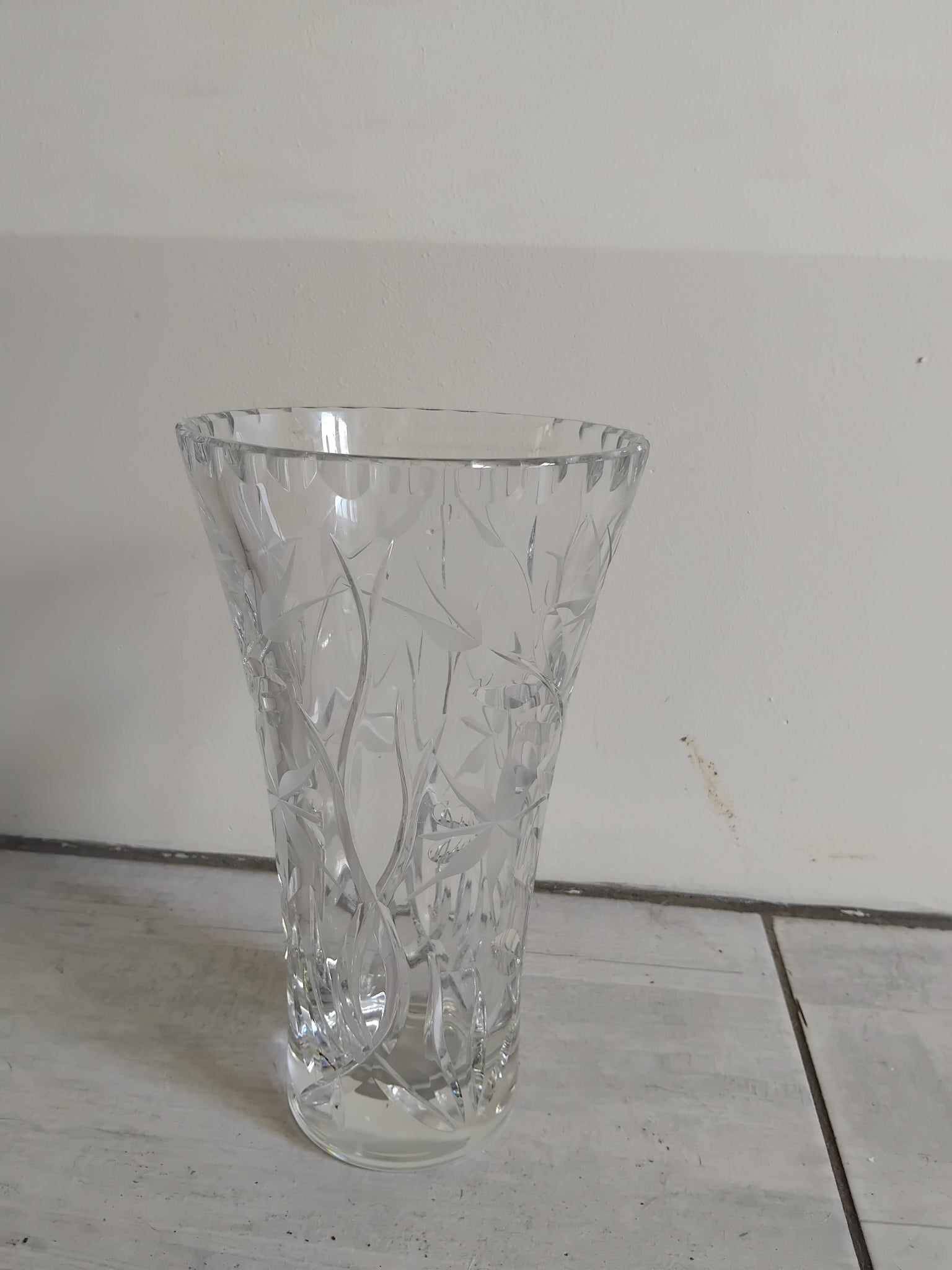 Cut crystal vase with flower decoration