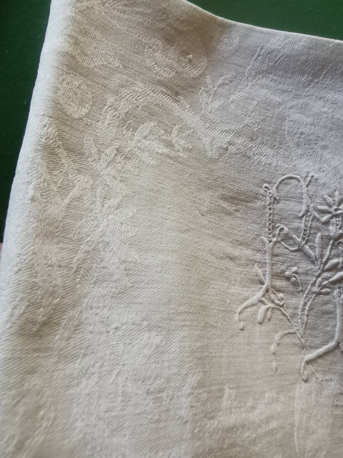 12 damask linen table napkins with an antique silk monogram from the 19th century.
