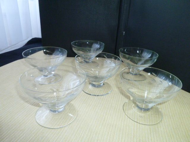 Set of 6 low glass champagne glasses ground decoration. 50s