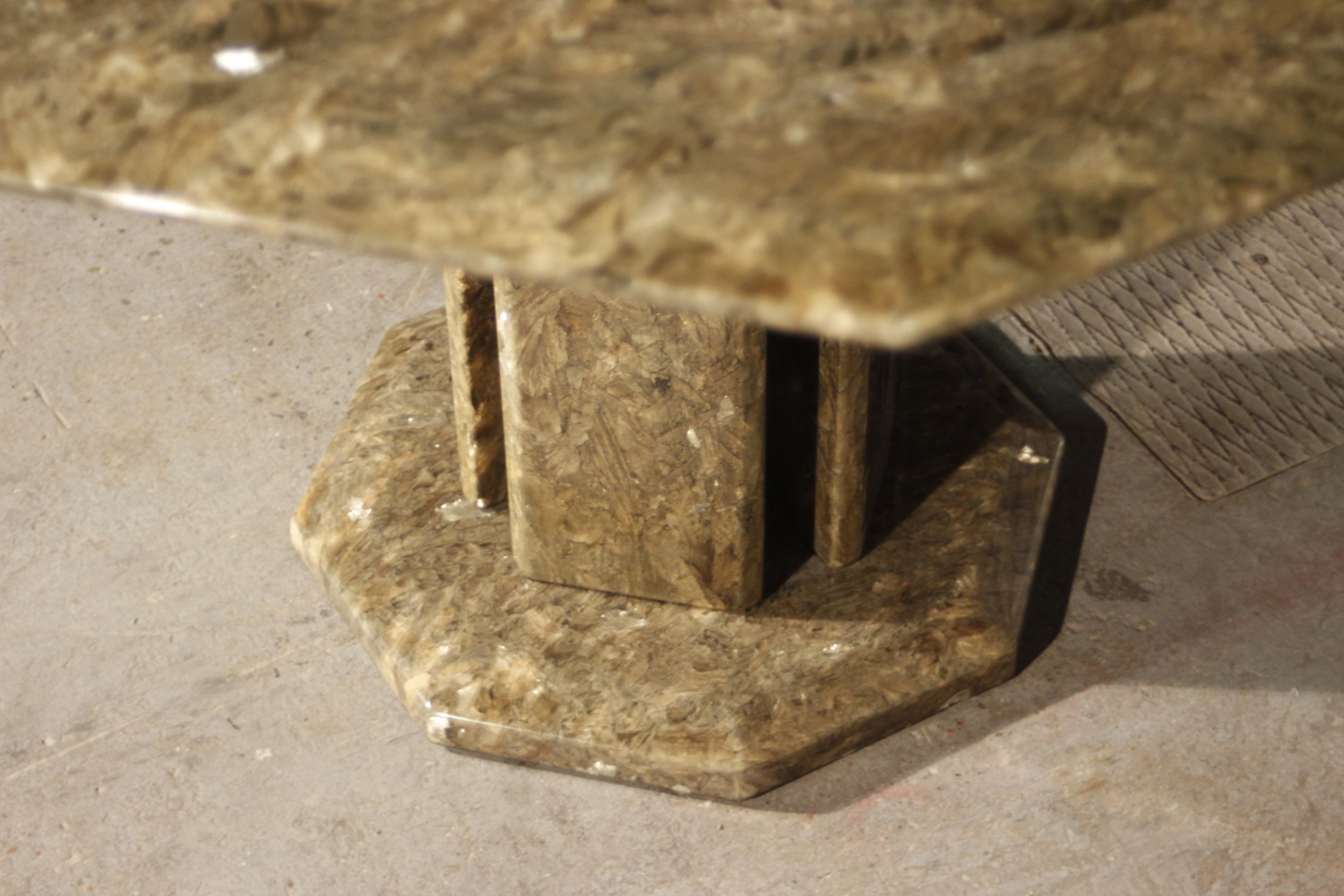 Octagonal post-modernist lounge table in marble beaded massive green quartz, Italy 1970s