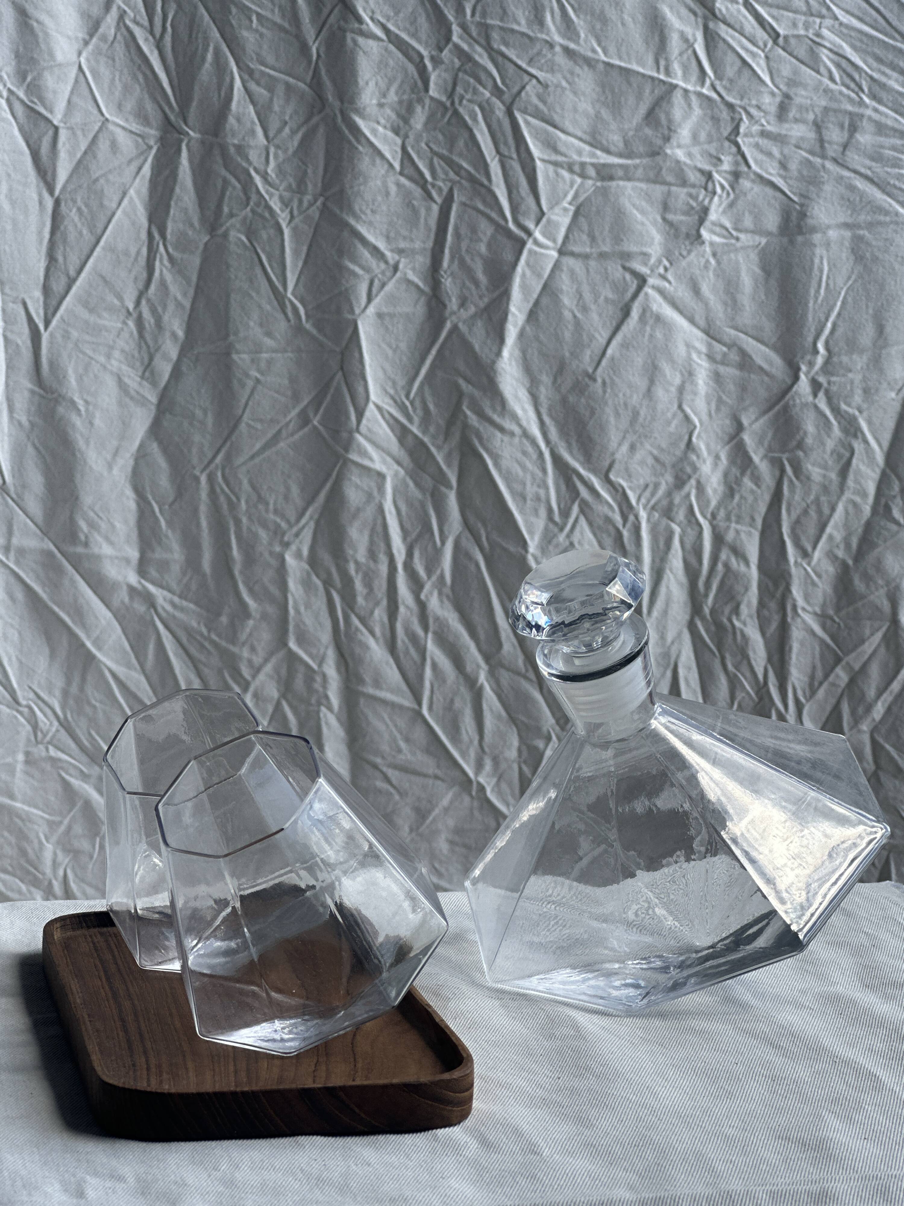 Small geometric carafe with diamond-shaped stopper and its 4 glasses