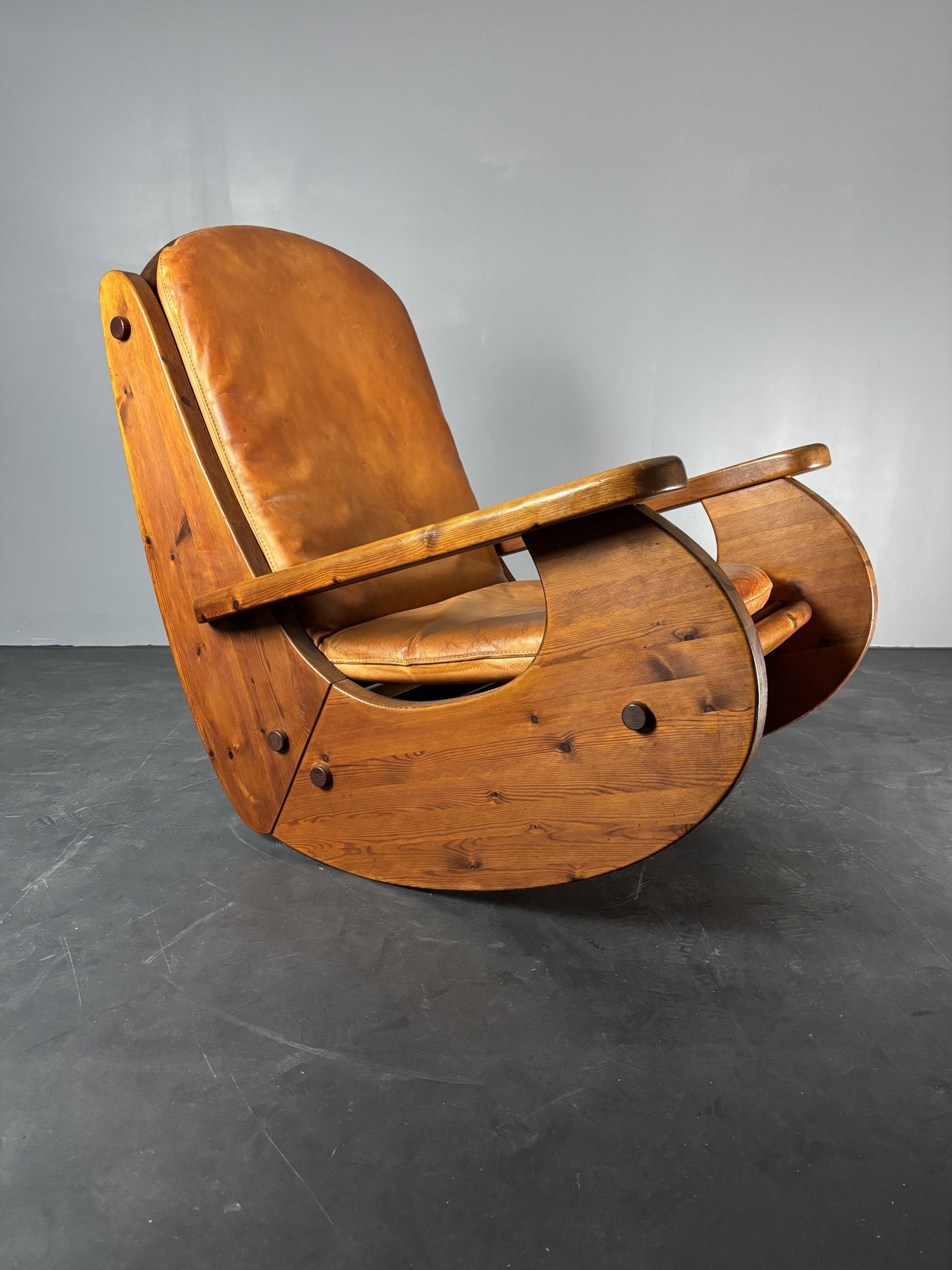 Brutalist pine rocking lounge chair with leather seat by Wasa 1984