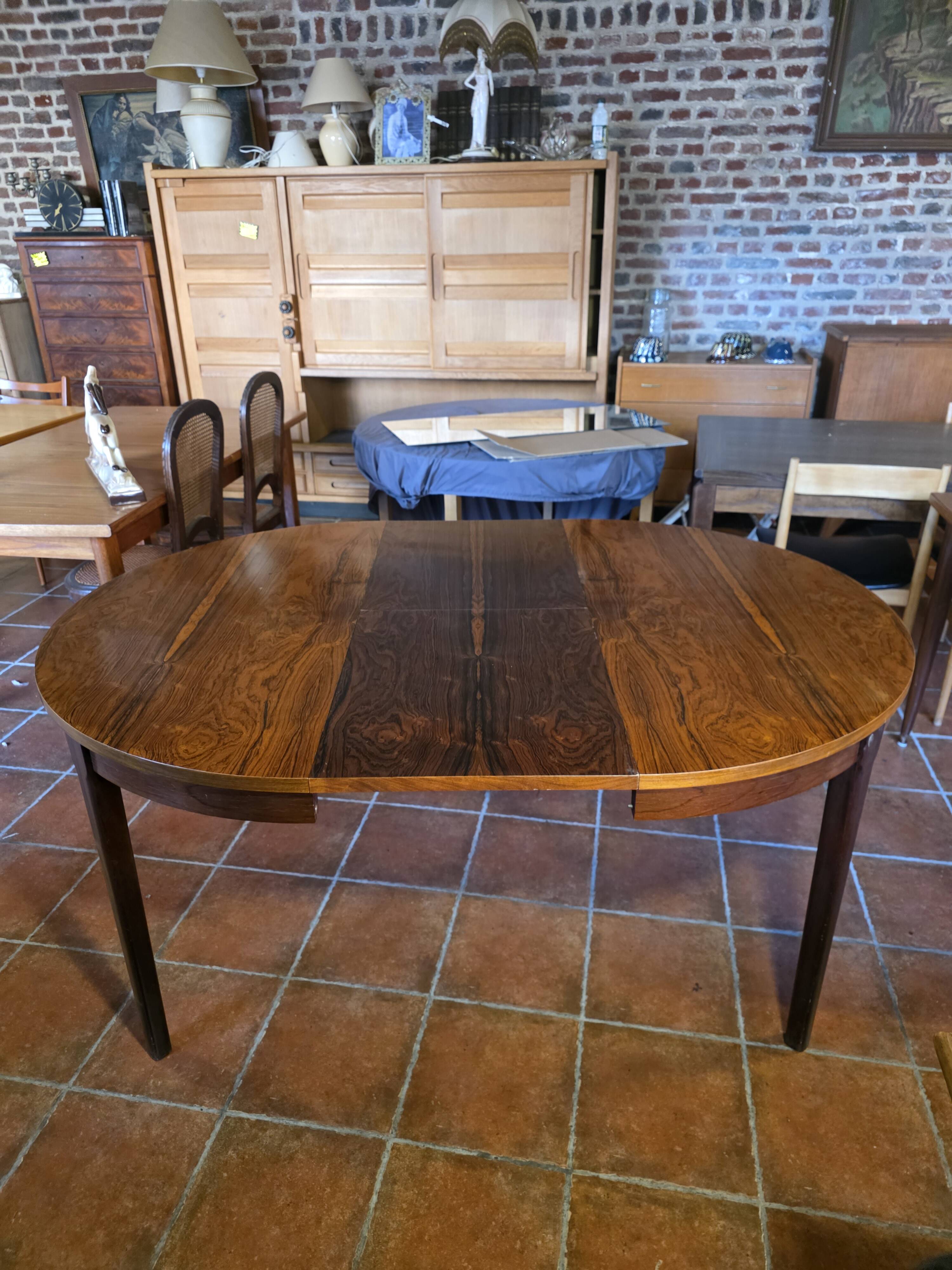 Scandinavian extendable table in rosewood from the 1960s.