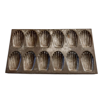 Old decorative madeleines dish