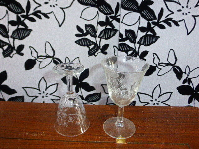 16 drinks wine, Tulip, glass shape transparent reasons silkscreens blueberries vintage 1950