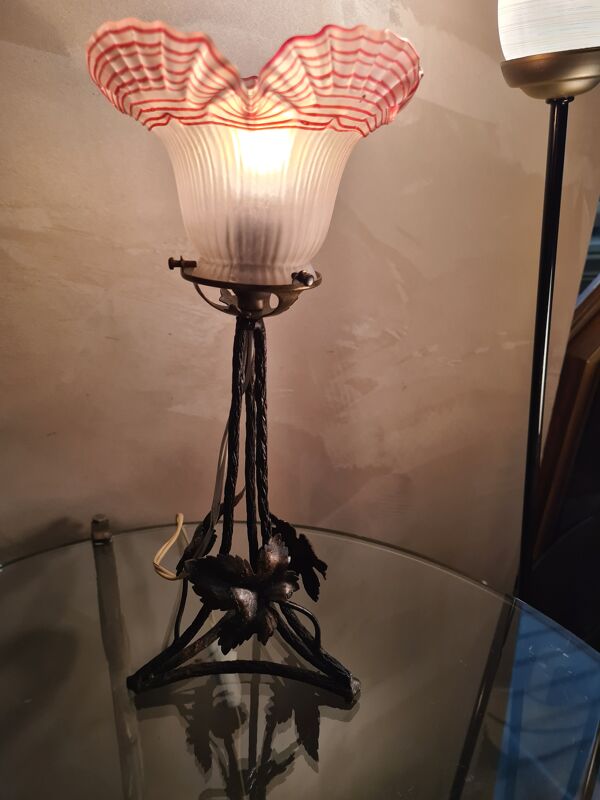 Lampe  fer forgé  1900  verre  dentelle pressé et moulé  a liseré rouge tres rare  tres belle  35x14