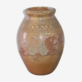 Jar in varnished sandstone