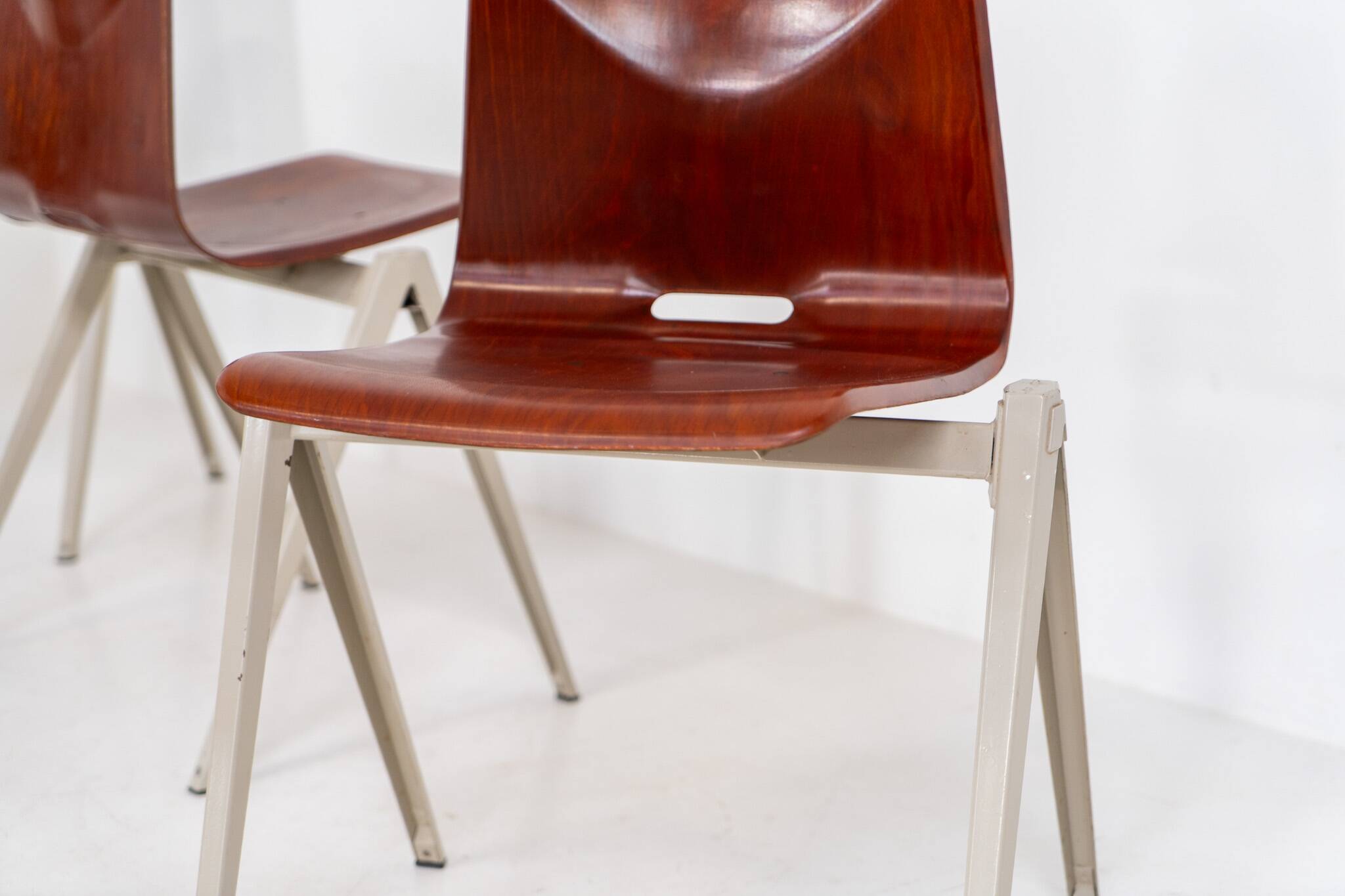 Ensemble de 6 chaises de salle à manger industrielles "S22" par Pagholz