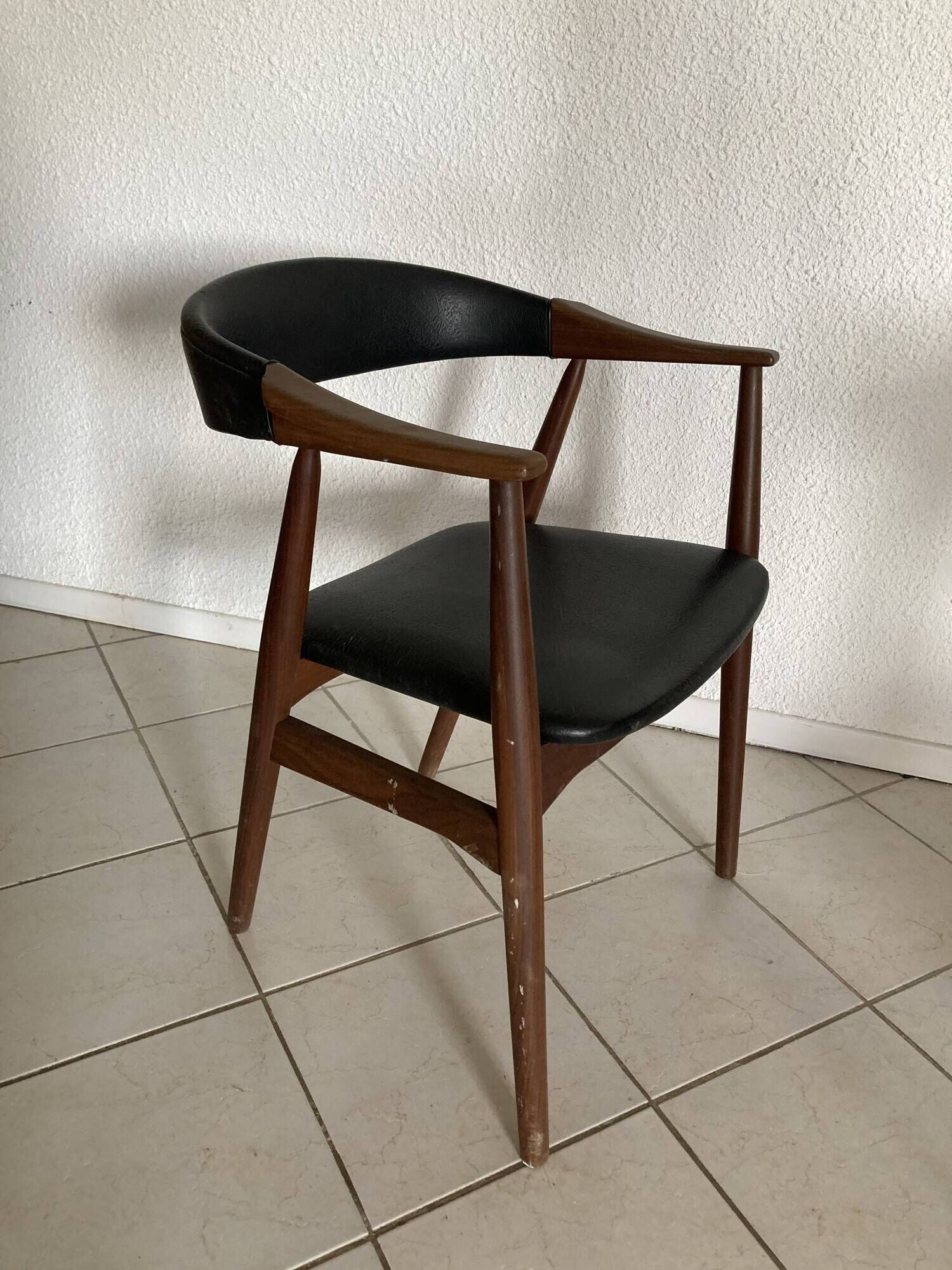 Fauteuil vintage modèle 213 en teck et simili cuir par Th. Harlev pour Farstrup Møbler