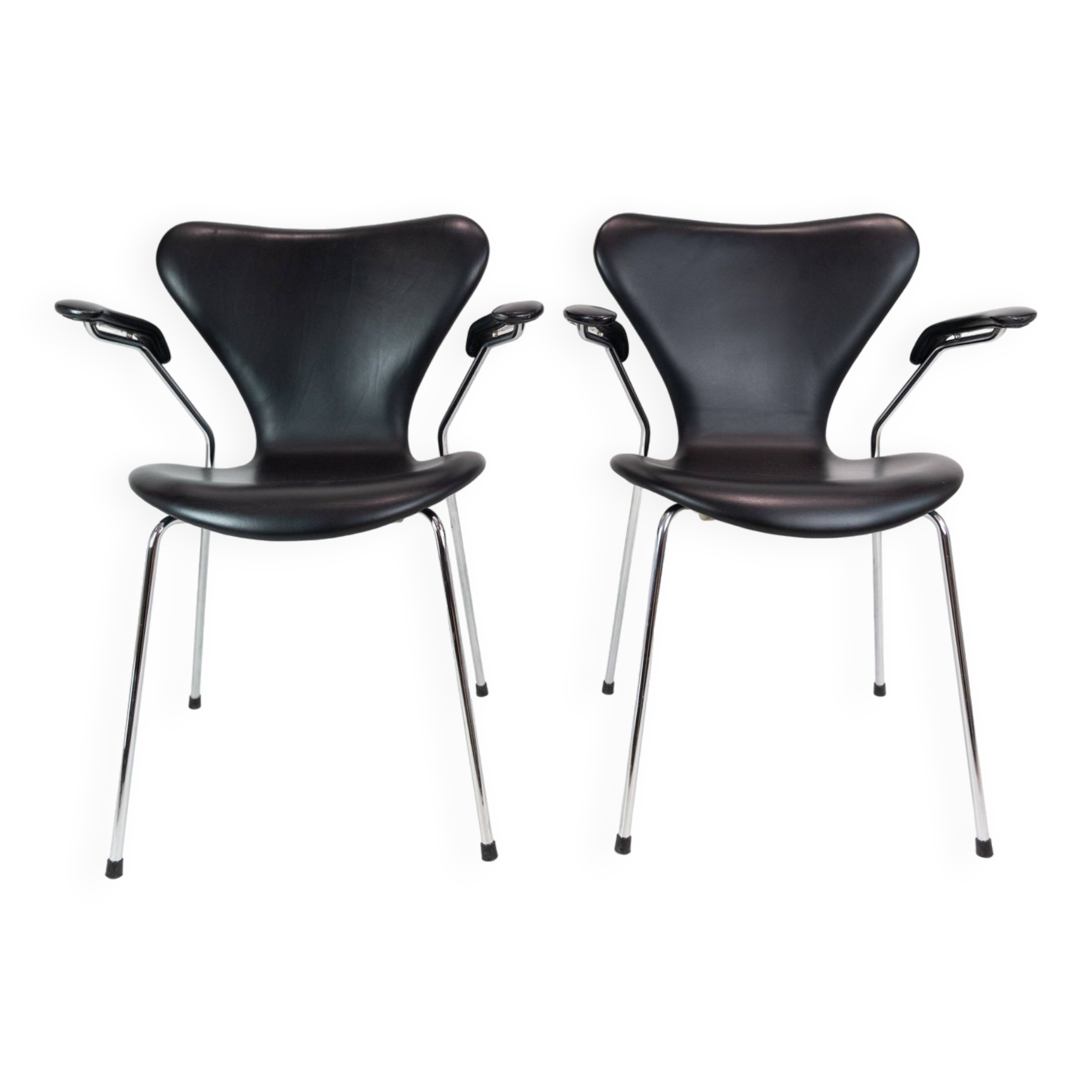 Seven Chairs With Armrests Model 3207 In Black Leather Arne Jacobsen & Fritz Hansen
