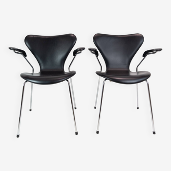 Sept chaises avec accoudoirs modèle 3207 en cuir noir Arne Jacobsen & Fritz Hansen