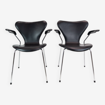 Seven Chairs With Armrests Model 3207 In Black Leather Arne Jacobsen & Fritz Hansen