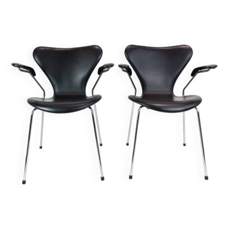 Sept chaises avec accoudoirs modèle 3207 en cuir noir Arne Jacobsen & Fritz Hansen